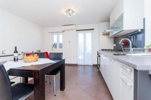 One-Bedroom Apartment image 7