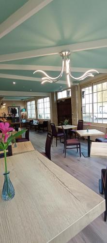 Logis Hôtel Restaurant La Vieille Auberge, Art and Gallery - Hotel - Souillac