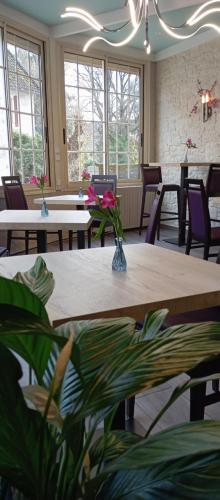 ห้องอาหาร, Logis Hotel Restaurant La Vieille Auberge, Art and Gallery in ซูยัค