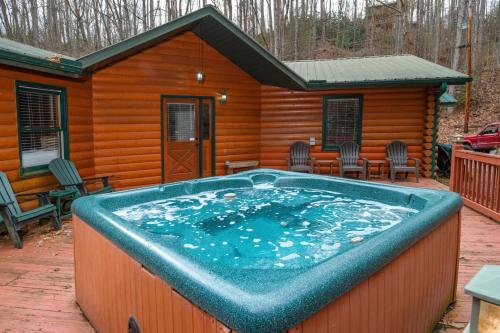 A Bear Creek in Gatlinburg, USA