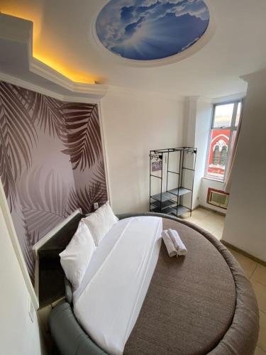 Deluxe Room image 3