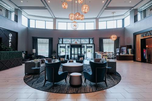ล็อบบี้, ดับเบิ้ลทรี สวีทส์ บาย ฮิลตัน แอนด์ คอนเฟอเรนซ์ เซ็นเตอร์ ชิคาโก - ดาวเนอร์ส โกรฟ (DoubleTree Suites by Hilton & Conference Center Chicago - Downers Grove) in ดาวเนอร์สโกรฟ (IL)