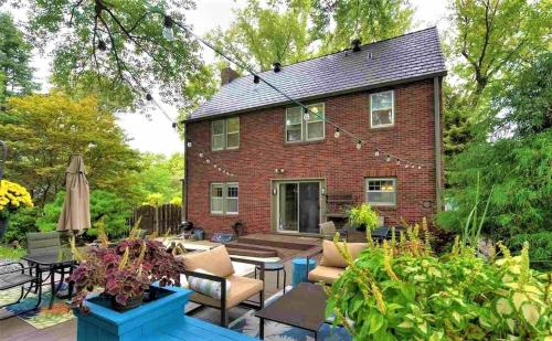 Peaceful Hillside Retreat Firepit & Spacious Yard