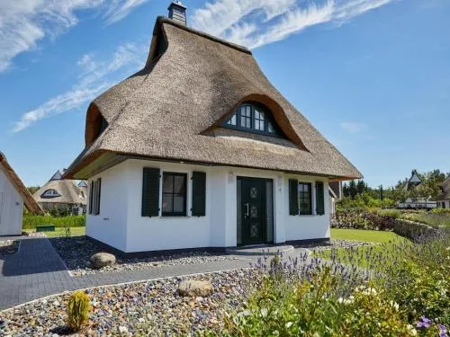 Reetdachhaus in Fuhlendorf mit Sauna nahe Bodden in Fuhlendorf, Deutschland