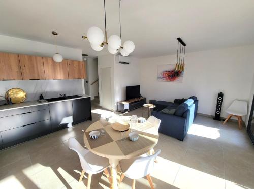 Cottage de Villepey, villa near beach, swimming pool in Frejus