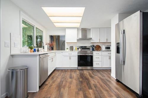 Cozy & Elegant Gem Fenced Yard BBQ & Games in 米拉德