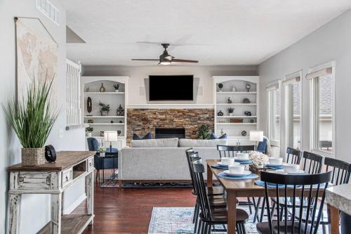 Relax in Style 5BR Home Hot Tub & Games Relax in Style 5BR Home Hot Tub & Games