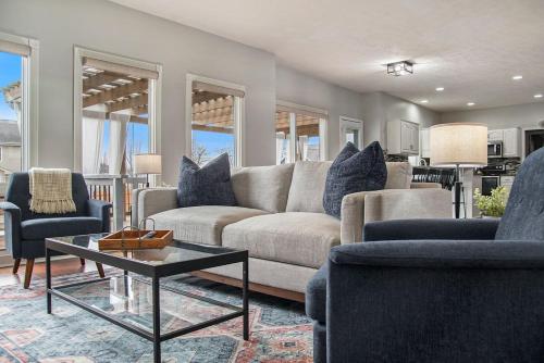 Relax in Style 5BR Home Hot Tub & Games Relax in Style 5BR Home Hot Tub & Games