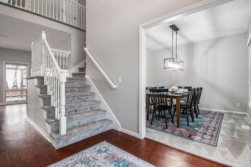 Relax in Style 5BR Home Hot Tub & Games Relax in Style 5BR Home Hot Tub & Games