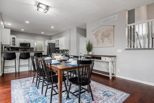 Relax in Style 5BR Home Hot Tub & Games Relax in Style 5BR Home Hot Tub & Games