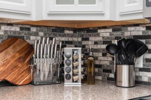 Relax in Style 5BR Home Hot Tub & Games Relax in Style 5BR Home Hot Tub & Games