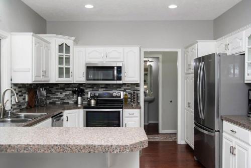 Relax in Style 5BR Home Hot Tub & Games Relax in Style 5BR Home Hot Tub & Games