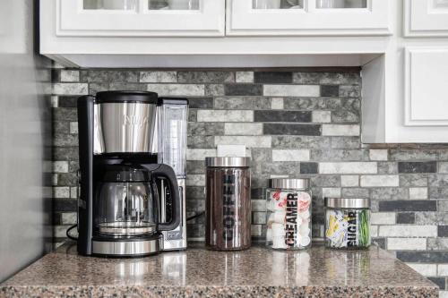 Relax in Style 5BR Home Hot Tub & Games Relax in Style 5BR Home Hot Tub & Games