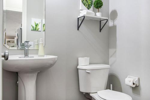 Relax in Style 5BR Home Hot Tub & Games Relax in Style 5BR Home Hot Tub & Games