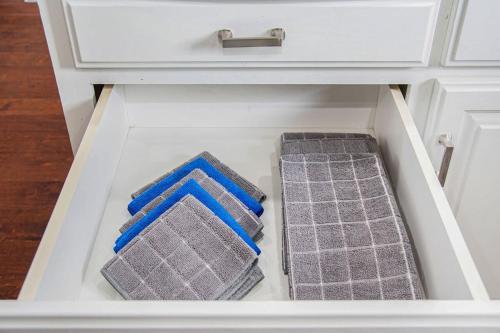 Relax in Style 5BR Home Hot Tub & Games Relax in Style 5BR Home Hot Tub & Games