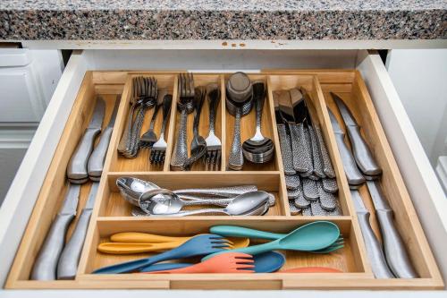 Relax in Style 5BR Home Hot Tub & Games Relax in Style 5BR Home Hot Tub & Games