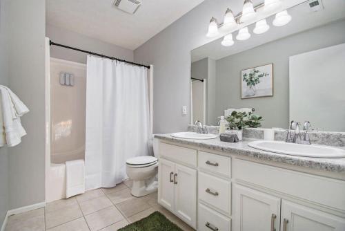 Relax in Style 5BR Home Hot Tub & Games Relax in Style 5BR Home Hot Tub & Games