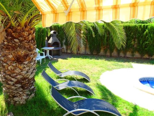 Létesítmények, Laura with private pool in Costa del Zefir