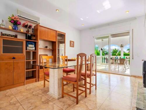 Létesítmények, Laura with private pool in Costa del Zefir