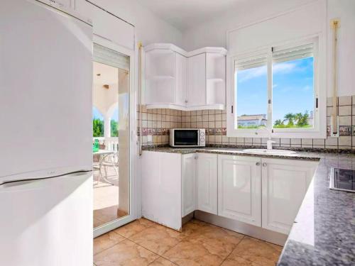 Létesítmények, Laura with private pool in Costa del Zefir