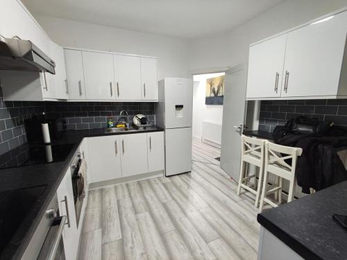 New Guest House, Individual Ensuite Rooms with Comfortable Double Beds, TV and WiFi - Pitstone