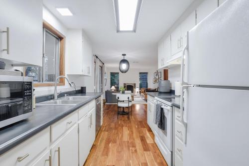 Spacious 3BR Getaway, Fenced Yard & Fireplace