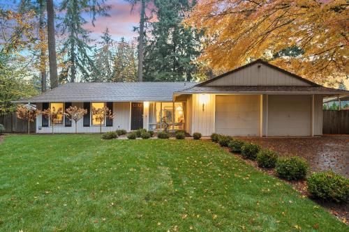 Spacious 3BR Getaway, Fenced Yard & Fireplace