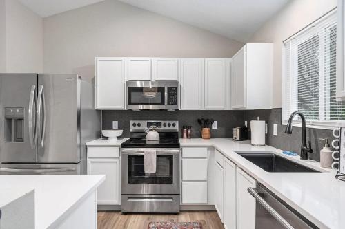 Elegant Escape-Fenced Yard BBQ & Cozy Fire Pit in Millard