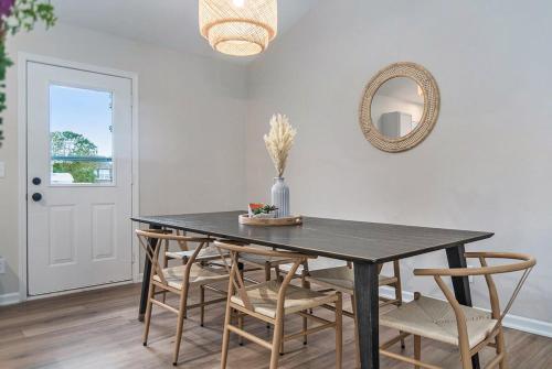 Elegant Escape-Fenced Yard BBQ & Cozy Fire Pit in Millard