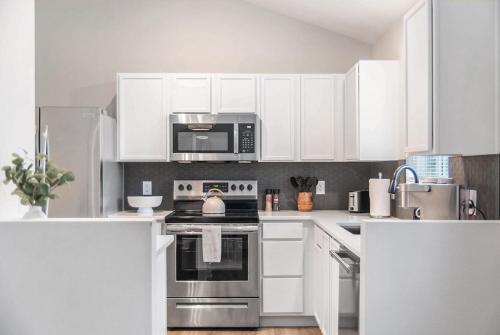 Elegant Escape-Fenced Yard BBQ & Cozy Fire Pit in Millard
