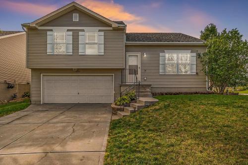 Elegant Escape-Fenced Yard BBQ & Cozy Fire Pit in Millard