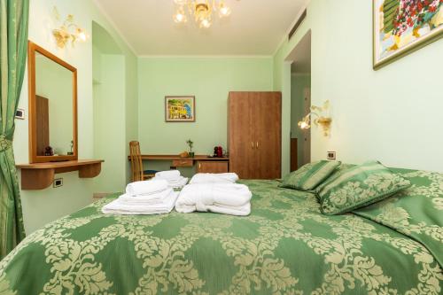 Triple Room with Balcony image 10