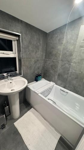 Penthouse Loft Suite in Putney, PS5, 60TV, Netflix, Sleeps 6, ideal for relocators and professionals, London (photo 6)