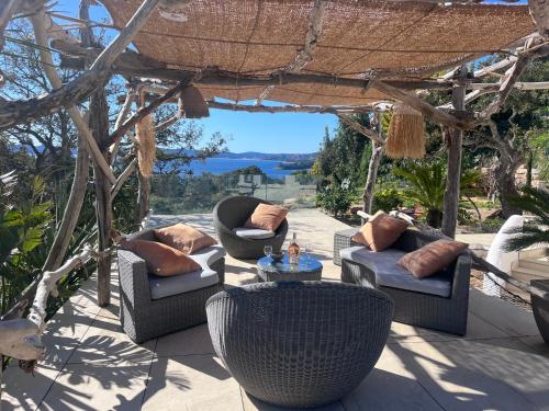 Villa climatisée au Lavandou avec vue mer avec piscine privée gîte à louer Pramousquier