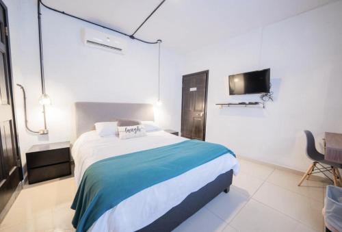 Deluxe Double Room with Balcony image 3