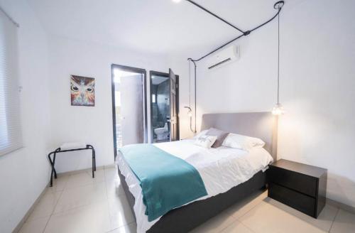 Deluxe Double Room with Balcony image 2
