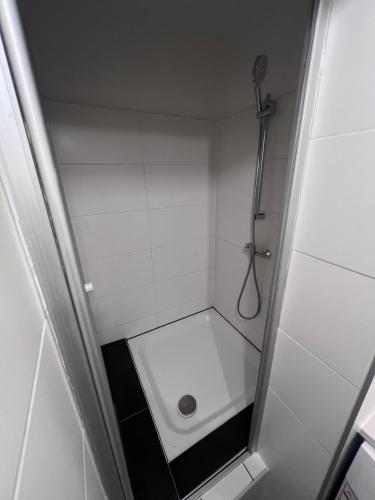 Geri's Apartment Vienna 20 Cozy modern & centrally located 24-hour self check-in & out - image 3
