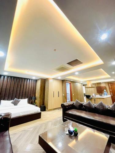 Studio Apartment in Gold Crest Mall - DHA Lahore - image 9