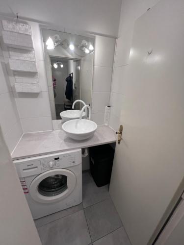 Geri's Apartment Vienna 20 Cozy modern & centrally located 24-hour self check-in & out - image 5
