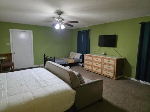 6BR in Suburban area close to Freeway and Galeria