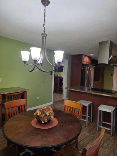 6BR in Suburban area close to Freeway and Galeria