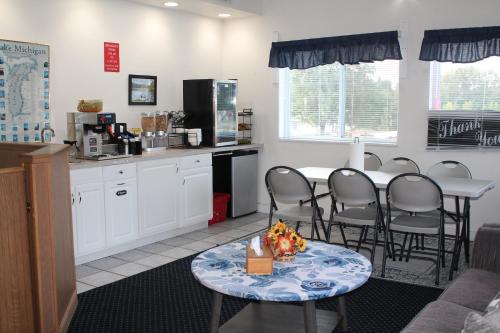 American Host Inn - image 4