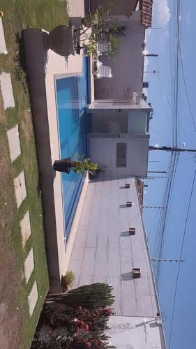 CASA COM LAGO ORNAMENTAl