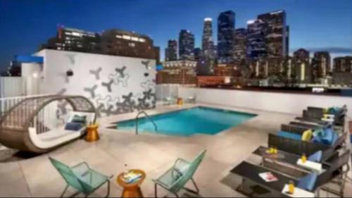 Lovely 3BR Apt With Balcony And Rooftop Pool Plus Views, Los Angeles