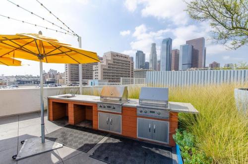 Lovely 3BR Apt With Balcony And Rooftop Pool Plus Views, Los Angeles (fotografie 2)