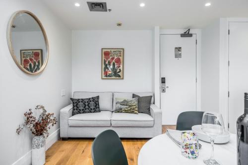 Stunning Viaduct Apartment w Harbour views, Spa Pool and FREE Parking, Auckland (photo 6)