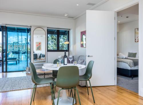 Stunning Viaduct Apartment w Harbour views, Spa Pool and FREE Parking, Auckland (photo 7)