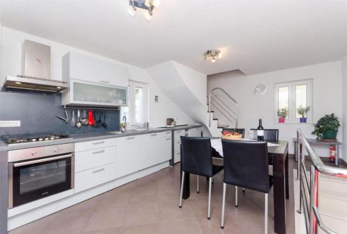 One-Bedroom Apartment image 9