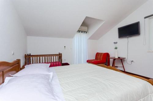 One-Bedroom Apartment image 4