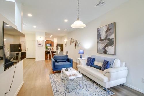 3 Mi to Old Town Albuquerque Townhome with Yard!